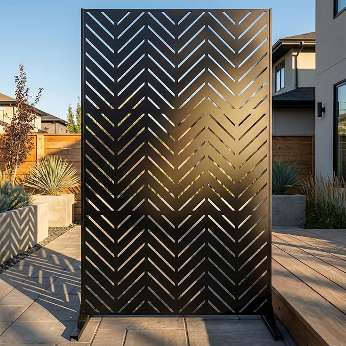 Metal Privacy Screen Outdoor – 6FT Freestanding Decorative Steel Panel with Stand, Laser-Cut Chevron Pattern Modern Privacy Divider, Rustproof & Weather-Resistant Screen for Patio, Garden & Backyard